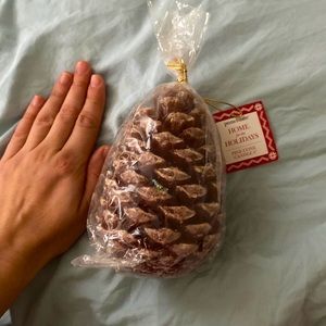NWT candle adorable pine cone